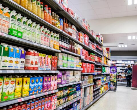 Shrinkflatie treft tientallen producten op Nederlandse supermarktplanken, meldt consumentenorganisatie