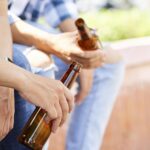 Steeds meer Nederlanders kopen bier in het buitenland door lagere prijzen; grensregio's het meest getroffen