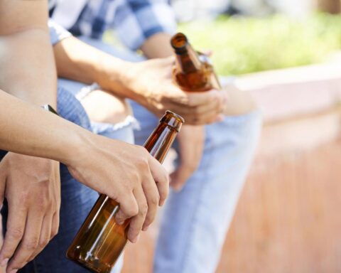 Steeds meer Nederlanders kopen bier in het buitenland door lagere prijzen; grensregio's het meest getroffen