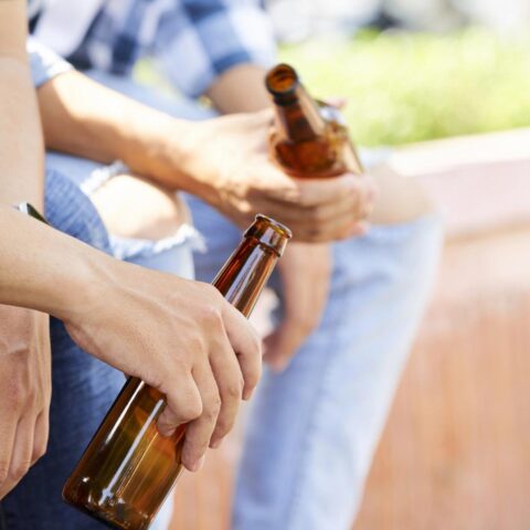 Steeds meer Nederlanders kopen bier in het buitenland door lagere prijzen; grensregio's het meest getroffen