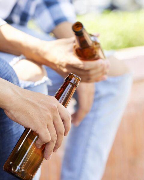 Steeds meer Nederlanders kopen bier in het buitenland door lagere prijzen; grensregio's het meest getroffen