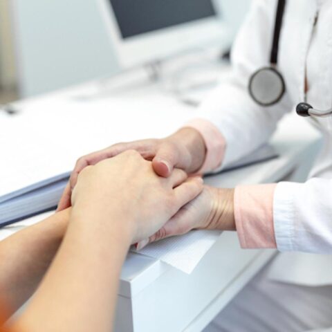 Sterilisatieclips voor vrouwen kunnen in het lichaam verhuizen en pijn veroorzaken, onvoldoende informatie voor patiënten in Nederland