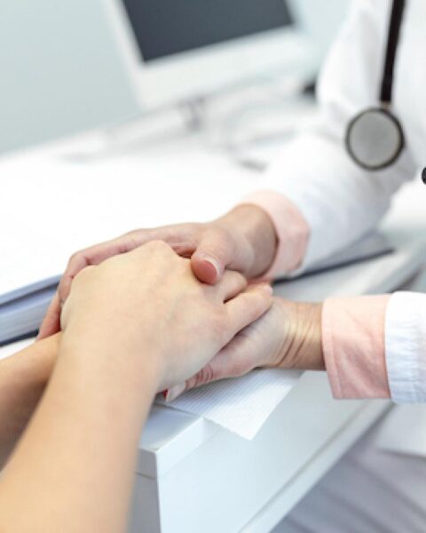 Sterilisatieclips voor vrouwen kunnen in het lichaam verhuizen en pijn veroorzaken, onvoldoende informatie voor patiënten in Nederland