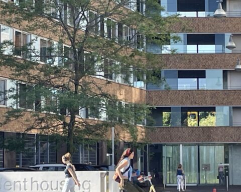 Studenten geven hun zoektocht naar huisvesting op nu het tekort in Nederland escaleert