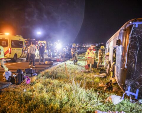 Tourbus met Duitse scholieren verongelukt op A28; ongeveer 20 gewonden, snelweg afgesloten
