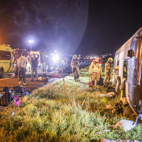 Tourbus met Duitse scholieren verongelukt op A28; ongeveer 20 gewonden, snelweg afgesloten