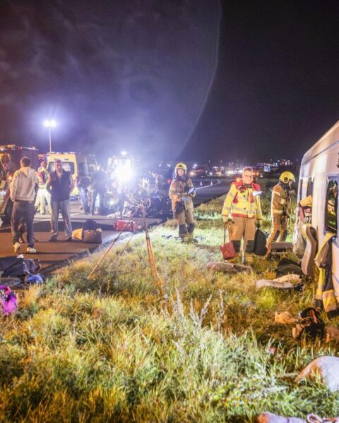 Tourbus met Duitse scholieren verongelukt op A28; ongeveer 20 gewonden, snelweg afgesloten