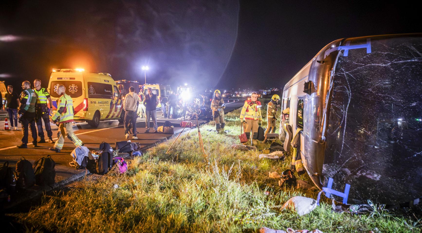 Tourbus met Duitse scholieren verongelukt op A28; ongeveer 20 gewonden, snelweg afgesloten