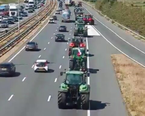 Twee derde van de Nederlanders heeft genoeg van boerenprotesten op snelwegen en wil dat de politie deze stopt
