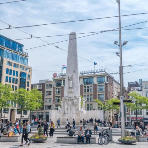 Twee mannen aangehouden na bekladding van Nationaal Monument op de Dam in Amsterdam