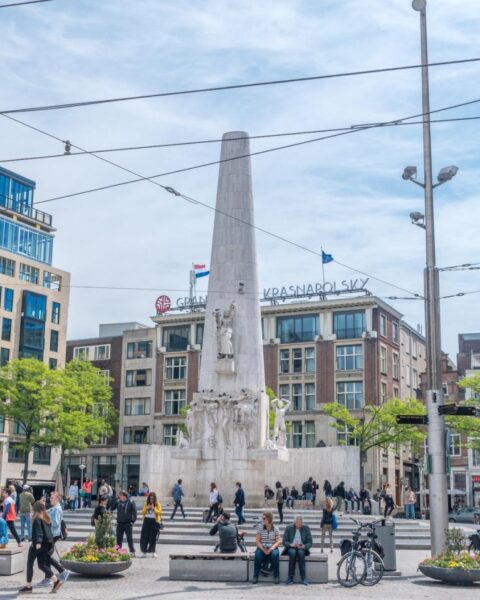 Twee mannen aangehouden na bekladding van Nationaal Monument op de Dam in Amsterdam