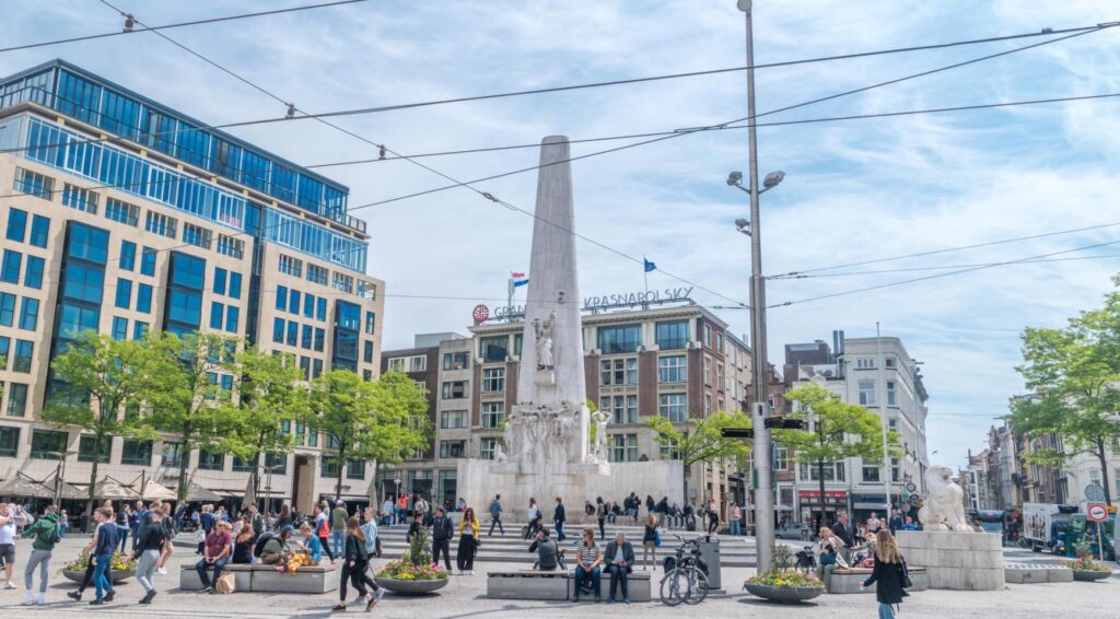 Twee mannen aangehouden na graffiti op Nationaal Monument op Dam Square