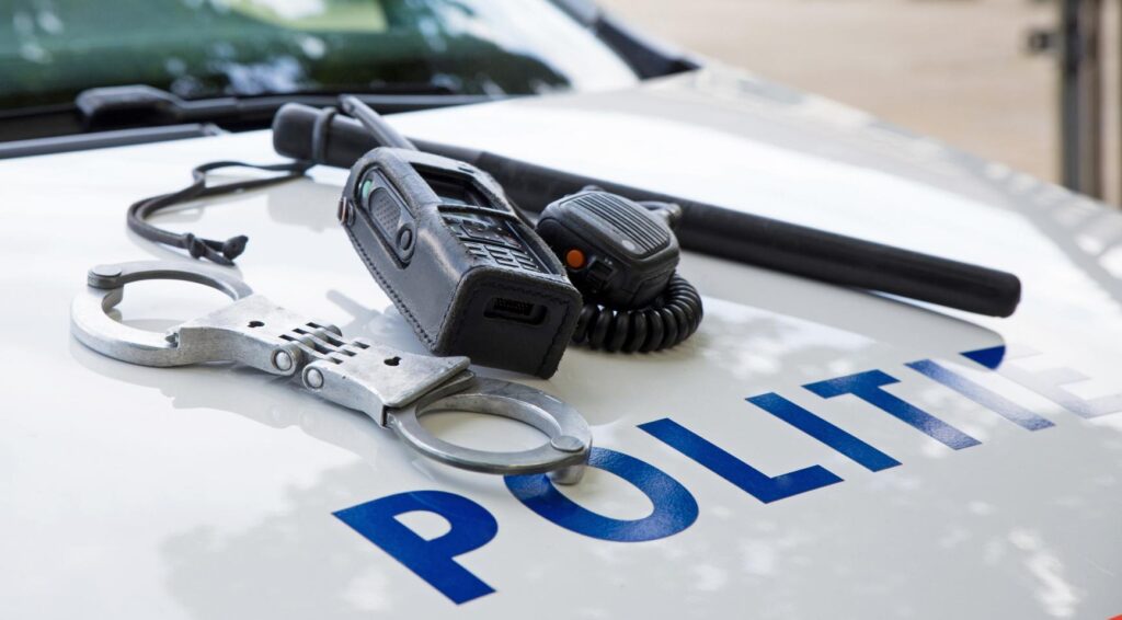 Twee politieagenten gewond bij afzonderlijke gewelddadige arrests in Almere en Amsterdam