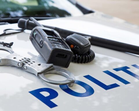 Twee politieagenten gewond bij afzonderlijke gewelddadige arrests in Almere en Amsterdam