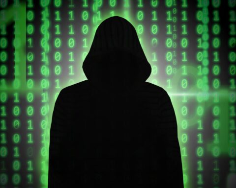 Vader beschuldigd van het dwingen van zijn tienerzoon tot cybercriminaliteit, staat 15 maanden gevangenisstraf te wachten