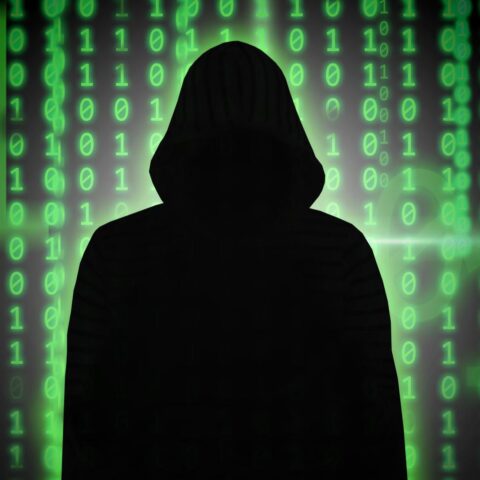 Vader beschuldigd van het dwingen van zijn tienerzoon tot cybercriminaliteit, staat 15 maanden gevangenisstraf te wachten