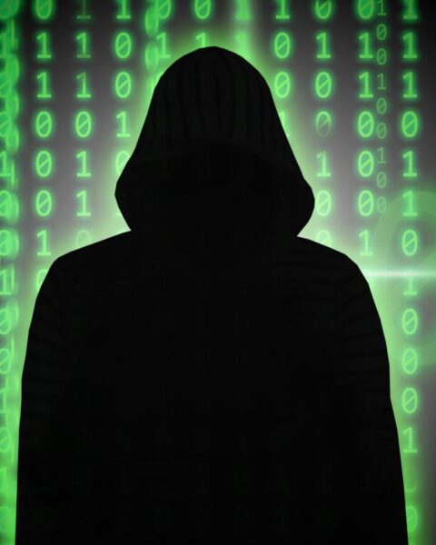 Vader beschuldigd van het dwingen van zijn tienerzoon tot cybercriminaliteit, staat 15 maanden gevangenisstraf te wachten