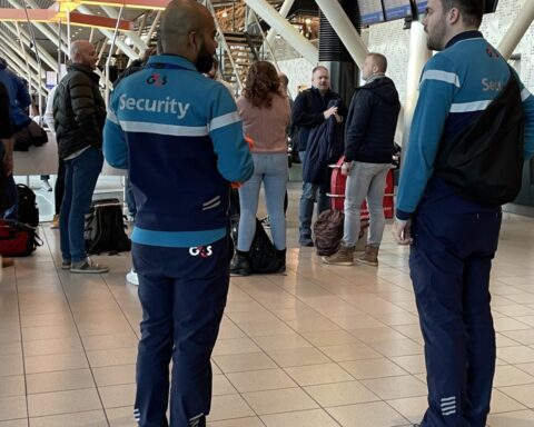 Vakbonden dreigen Schiphol met staking beveiligers na recente reorganisatie