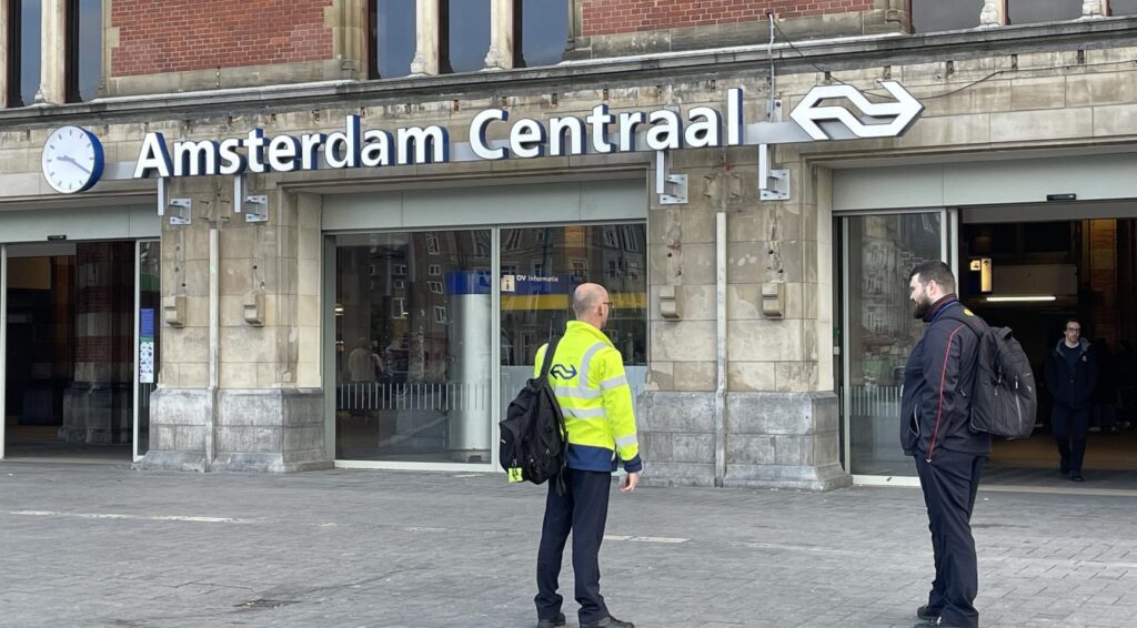 Vier personen gestoken op station Amsterdam Centraal; verdachte gearresteerd