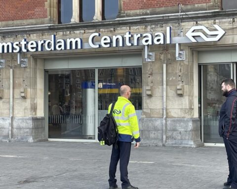 Vier personen gestoken op station Amsterdam Centraal; verdachte gearresteerd