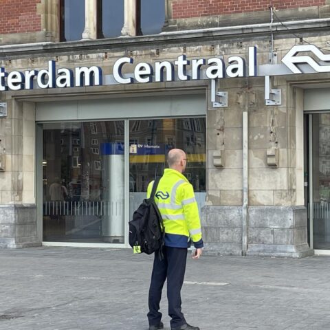 Vier personen gestoken op station Amsterdam Centraal; verdachte gearresteerd