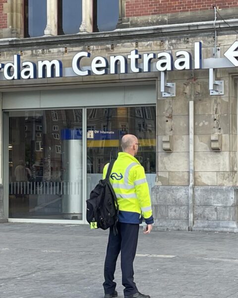 Vier personen gestoken op station Amsterdam Centraal; verdachte gearresteerd