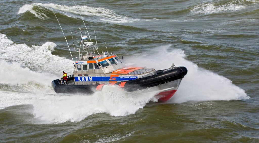 Vier personen in problemen in zee bij Callantsoog; 1 dode, 1 vermist, 2 gered
