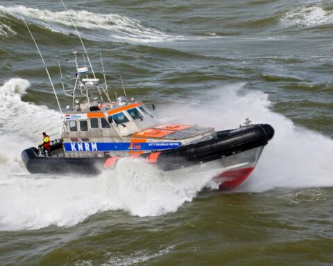 Vier personen in problemen in zee bij Callantsoog; 1 dode, 1 vermist, 2 gered