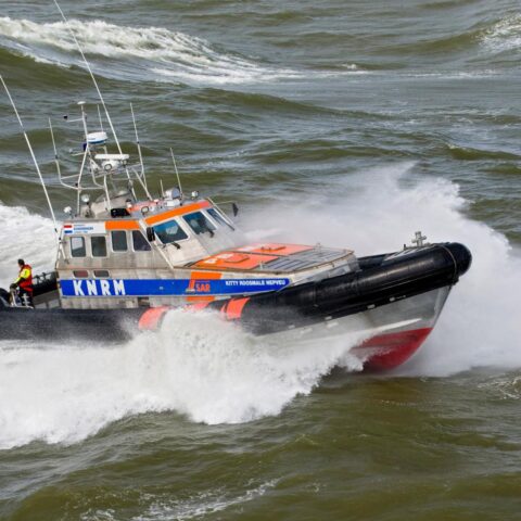 Vier personen in problemen in zee bij Callantsoog; 1 dode, 1 vermist, 2 gered