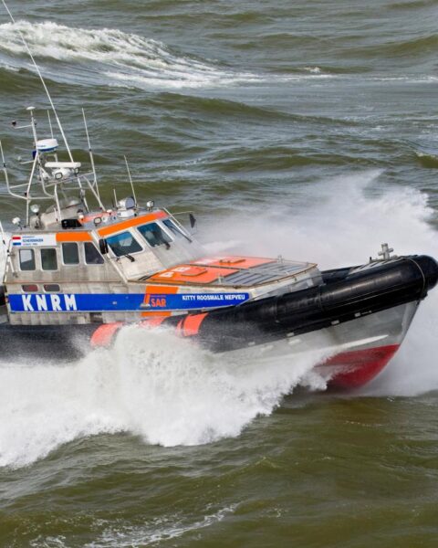 Vier personen in problemen in zee bij Callantsoog; 1 dode, 1 vermist, 2 gered