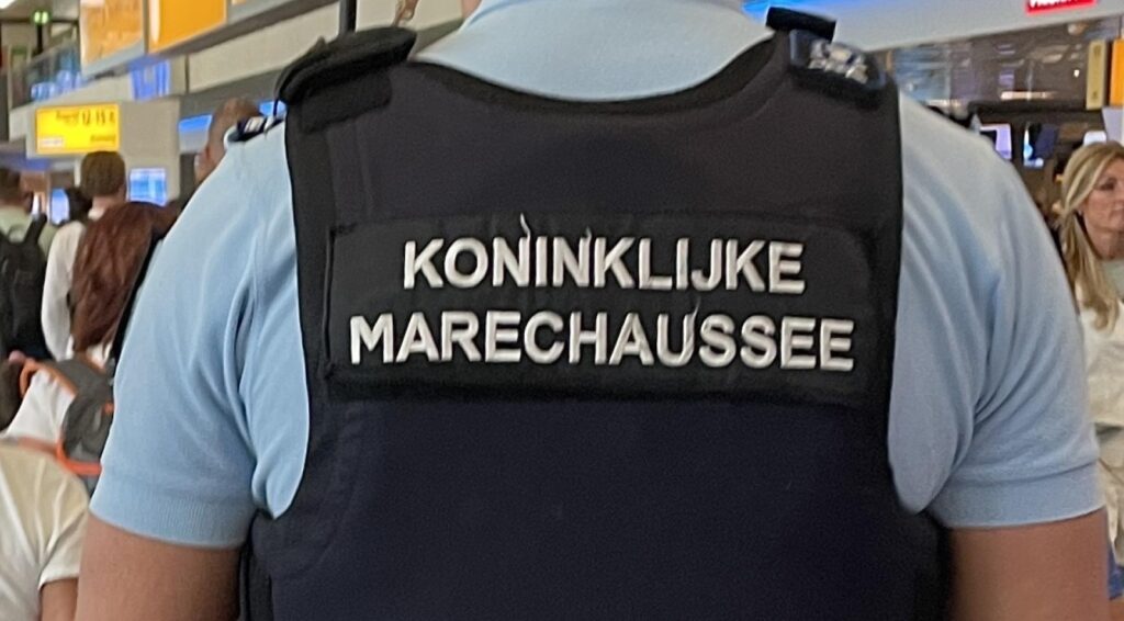 Vier werknemers van de luchthavencargo gearresteerd wegens vermoedelijke drugshandel via Schiphol