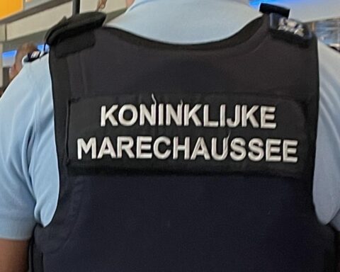 Vier werknemers van de luchthavencargo gearresteerd wegens vermoedelijke drugshandel via Schiphol