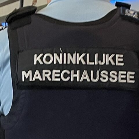 Vier werknemers van de luchthavencargo gearresteerd wegens vermoedelijke drugshandel via Schiphol