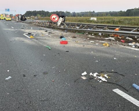 Vijf gewonden na botsing tussen Duitse touringcar en bestelbus bij Wezep