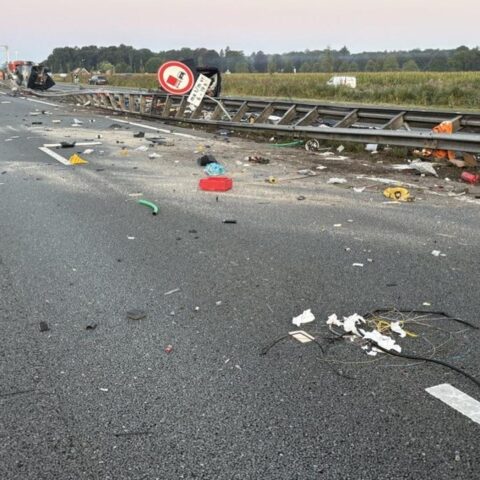 Vijf gewonden na botsing tussen Duitse touringcar en bestelbus bij Wezep