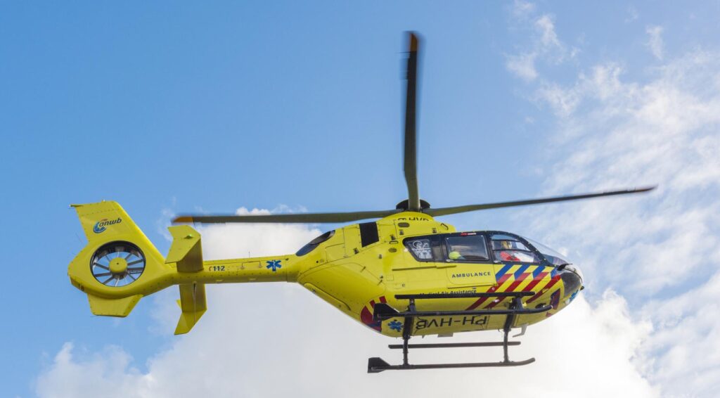 Voertuig gekanteld in sloot nabij Uden; meerdere gewonden, waaronder twee kinderen