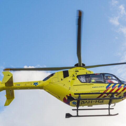 Voertuig gekanteld in sloot nabij Uden; meerdere gewonden, waaronder twee kinderen