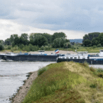 Watertoevoer door de Rijn in Lobith daalt naar record laag, kan vaarweg splitsen