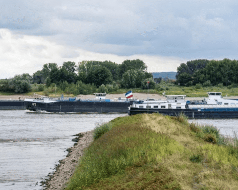 Watertoevoer door de Rijn in Lobith daalt naar record laag, kan vaarweg splitsen