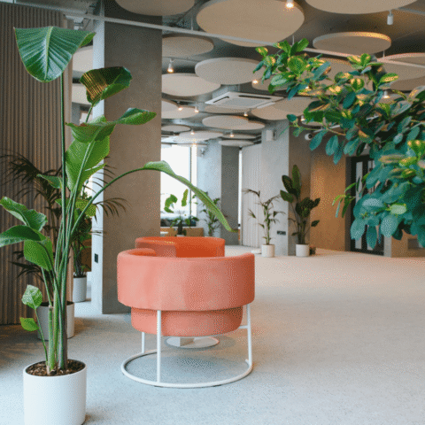 Werkgevers investeren in luxe kantoren om thuiswerkers terug te lokken en nieuw talent aan te trekken
