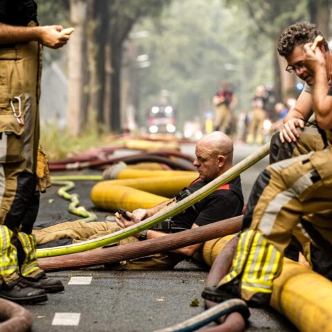 Wisselende winden en onweer: spanning voor brandweerlieden bij Limburgse natuurbrand