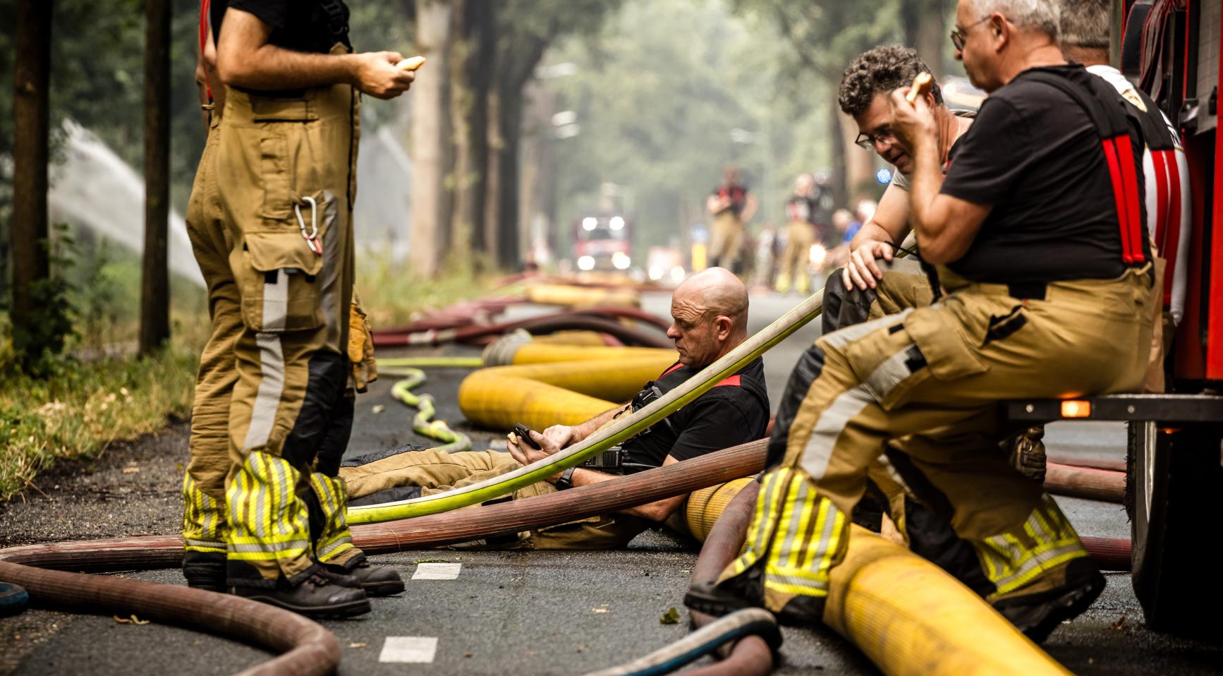 Wisselende winden en onweer: spanning voor brandweerlieden bij Limburgse natuurbrand