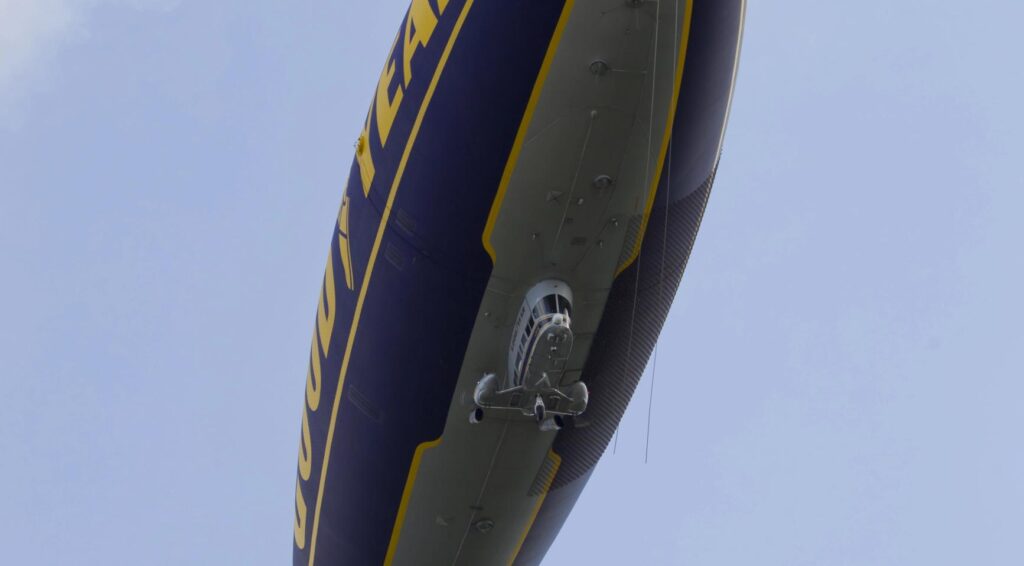 Zeppelin op weg naar Utrecht beëindigt vlucht vroeg door hitte in de cockpit