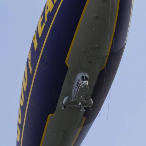Zeppelin op weg naar Utrecht beëindigt vlucht vroeg door hitte in de cockpit