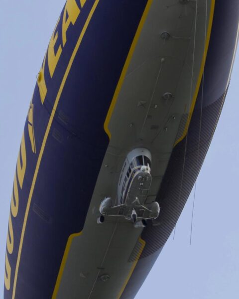 Zeppelin op weg naar Utrecht beëindigt vlucht vroeg door hitte in de cockpit
