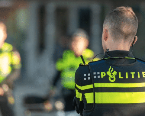 Zes aangehouden bij drugsoperatie; kraan verwijdert drugs uit Limburgse woning