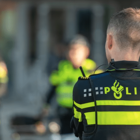 Zes aangehouden bij drugsoperatie; kraan verwijdert drugs uit Limburgse woning