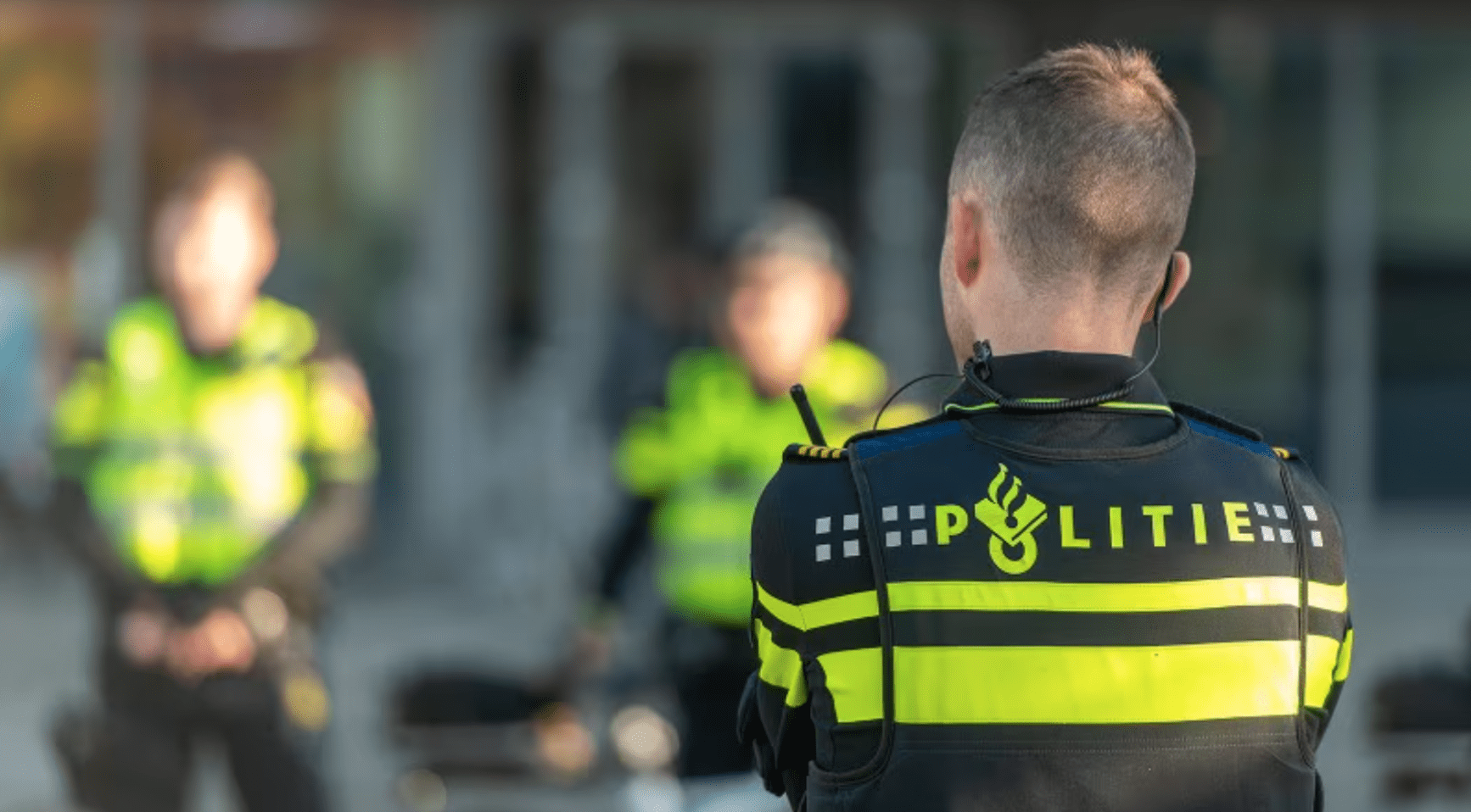Zes aangehouden bij drugsoperatie; kraan verwijdert drugs uit Limburgse woning