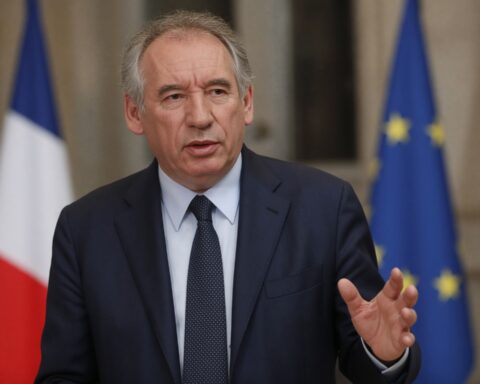 Bayrou waarschuwt dat winst van RN of LFI de EU kan laten uiteenvallen