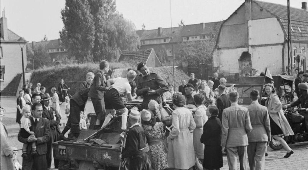 50.000 mensen bij herdenking Market Garden; 2 parachutisten gewond bij sprongen
